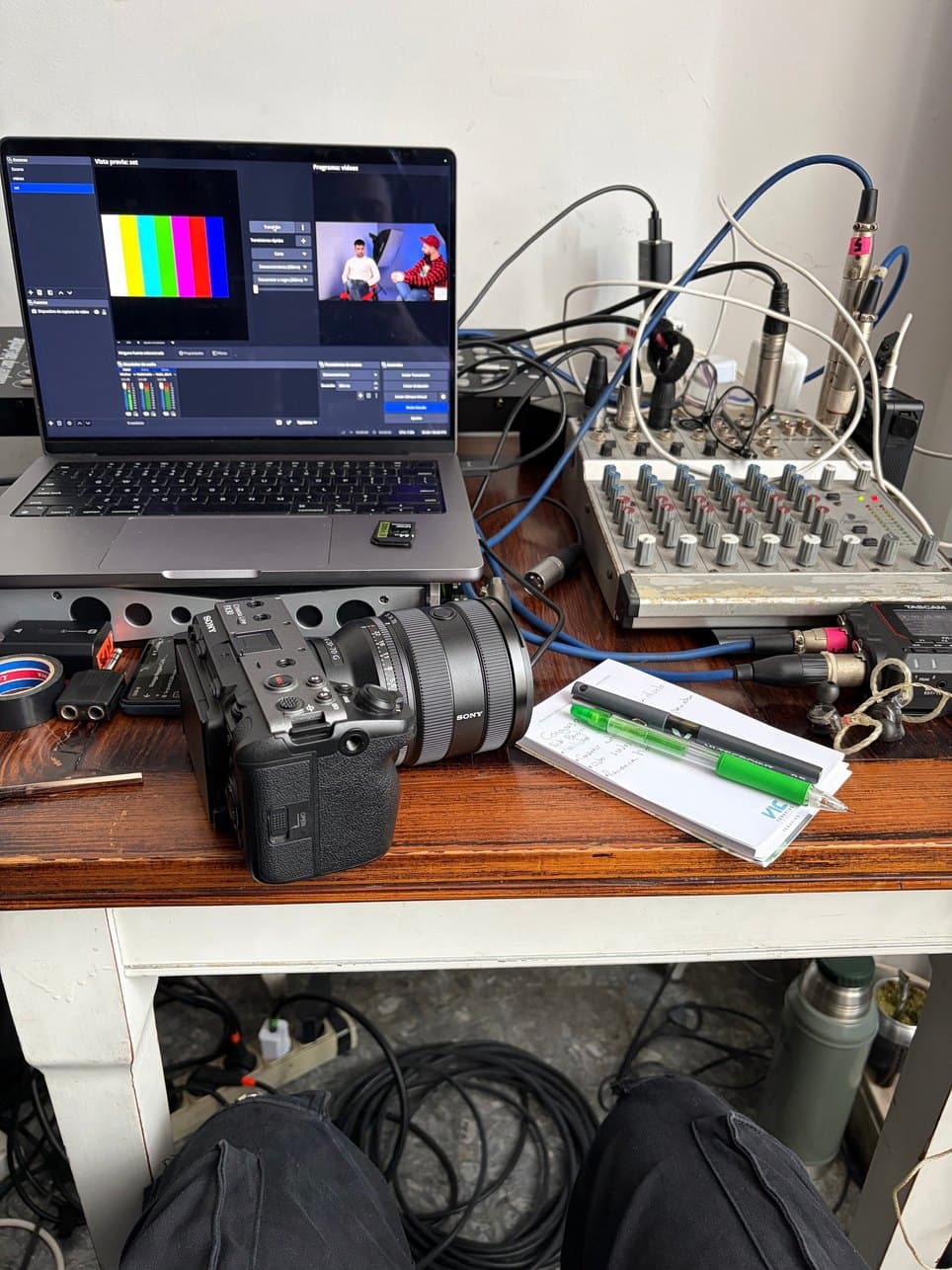 Mesa de sonido y switcher de video en una transmisión